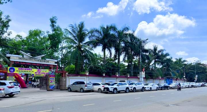 Một góc trước cổng trường THPT Phan Đăng Lưu