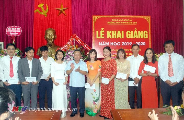 Lãnh đạo huyện Yên Thành trao thưởng cho các giáo viên có thành tích xuất sắc trong năm học 2018 - 2019.