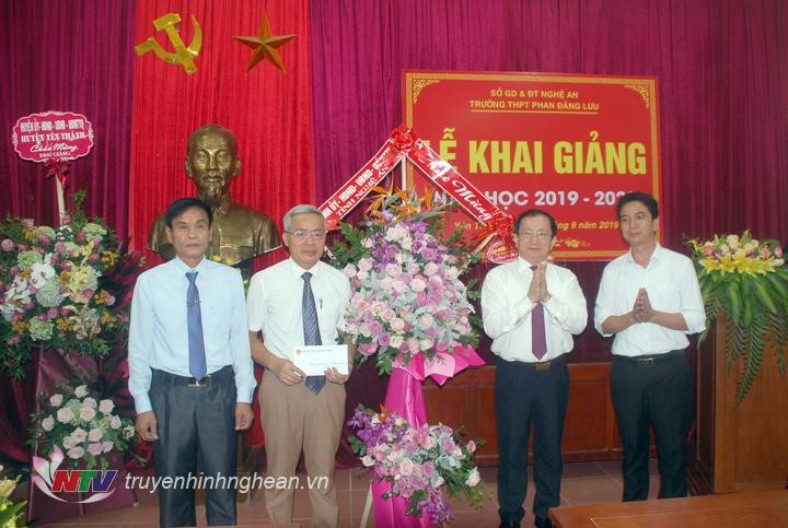 Phó Chủ tịch UBND tỉnh Đinh Viết Hồng tặng hoa chúc mừng nhà trường.